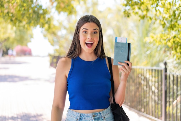 Foto joven y bonita mujer brasileña al aire libre