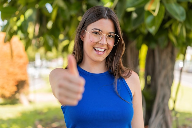 Foto joven y bonita mujer brasileña al aire libre