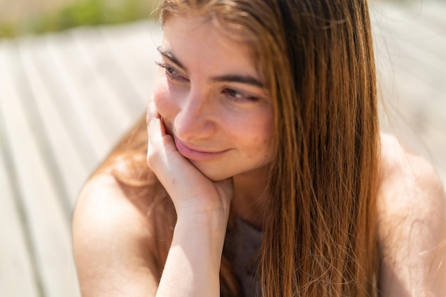 Joven y bonita mujer caucásica al aire libre