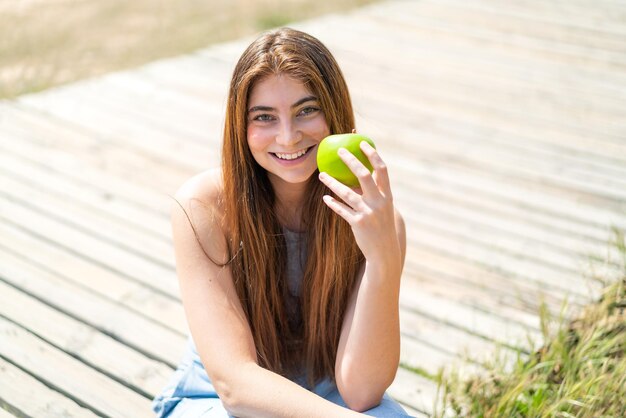 Joven y bonita mujer caucásica con una manzana