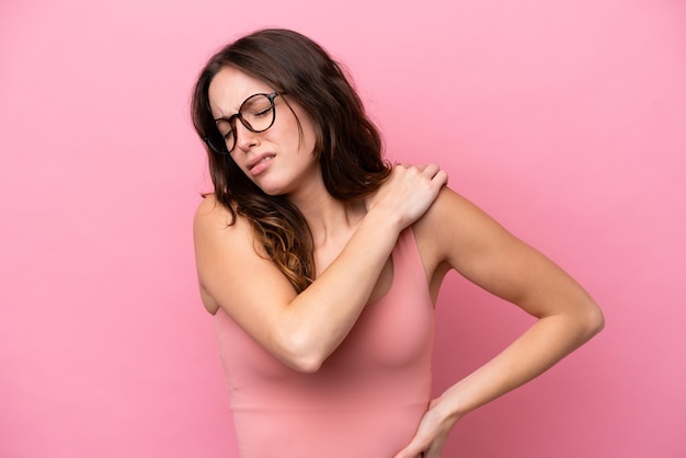 Joven y bonita mujer caucásica morena