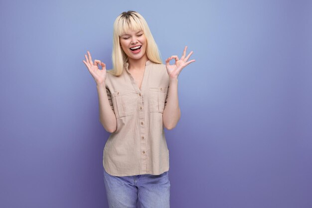 Foto una joven y bonita mujer caucásica con ropa casual y emociones de alegría.