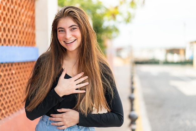 Joven y bonita mujer caucásica sonriendo mucho.