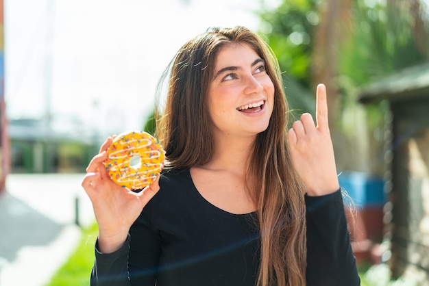 Joven y bonita mujer caucásica