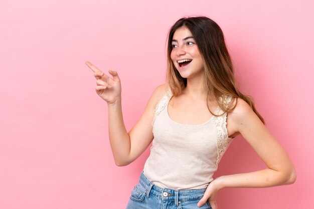 Joven y bonita mujer caucásica