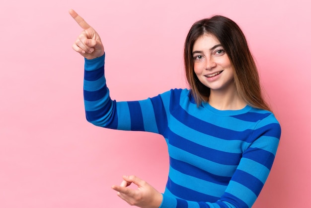 Joven y bonita mujer caucásica