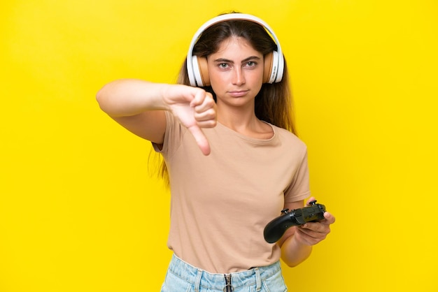 Joven y bonita mujer caucásica