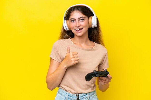 Joven y bonita mujer caucásica