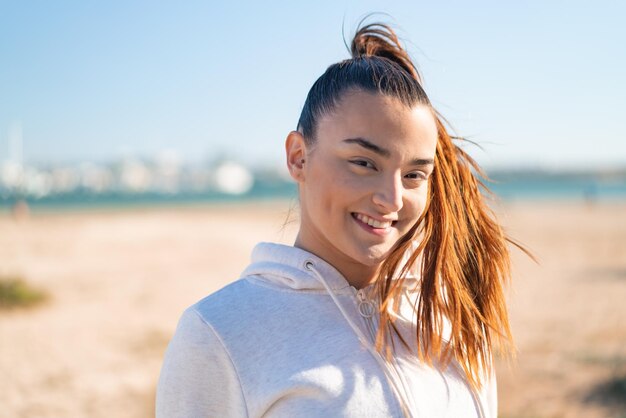 Joven bonita mujer deportiva con expresión feliz