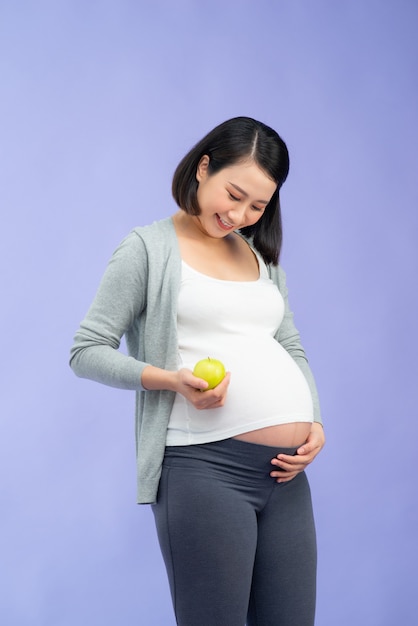 Joven bonita a mujer embarazada asiática