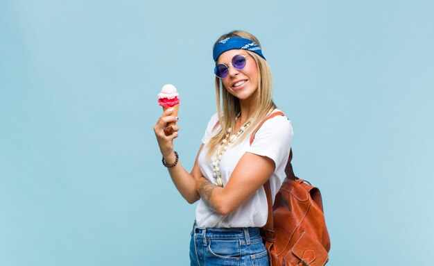 Joven bonita a mujer hippie con un bolso de cuero y un helado