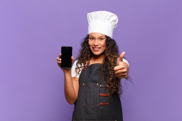 Joven bonita mujer hispana feliz y orgullosa concepto de chef