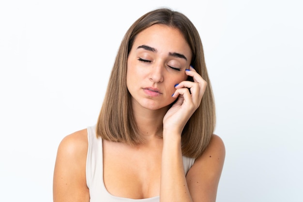 Foto joven bonita a mujer morena aislada sobre fondo blanco