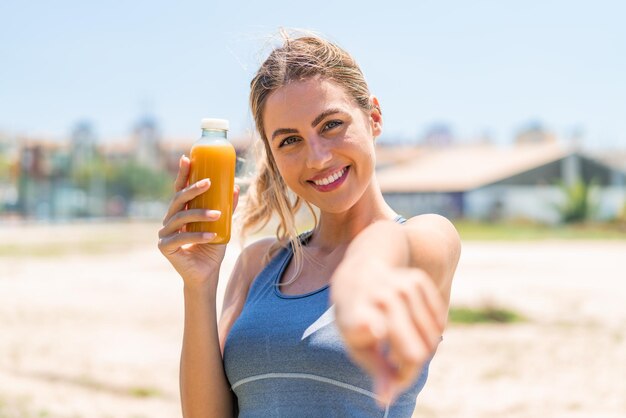 Una joven y bonita mujer rubia.