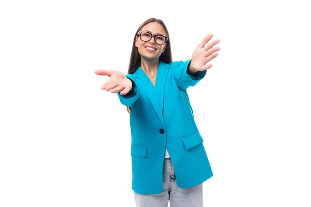 Joven y bonita mujer trabajadora de oficina con una chaqueta de negocios azul se ve exitosa y feliz en un blanco