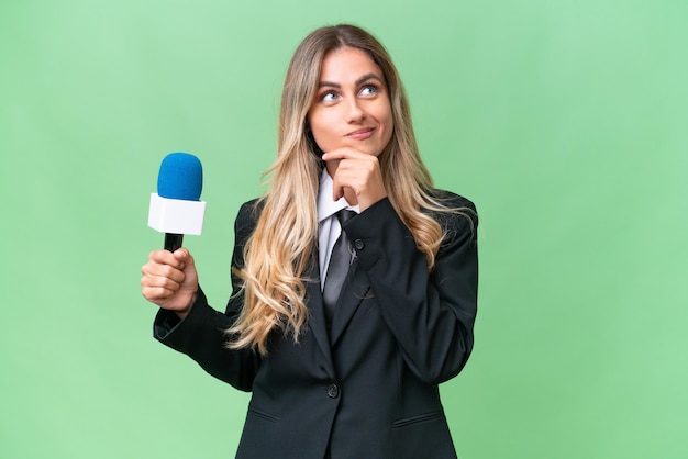 Joven y bonita presentadora de televisión uruguaya sobre un fondo aislado y mirando hacia arriba