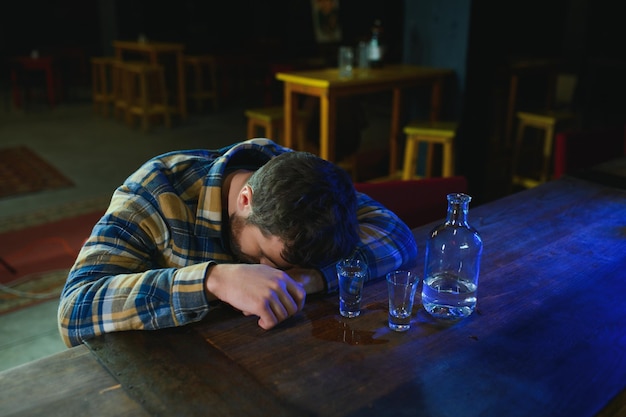 Joven borracho en el bar