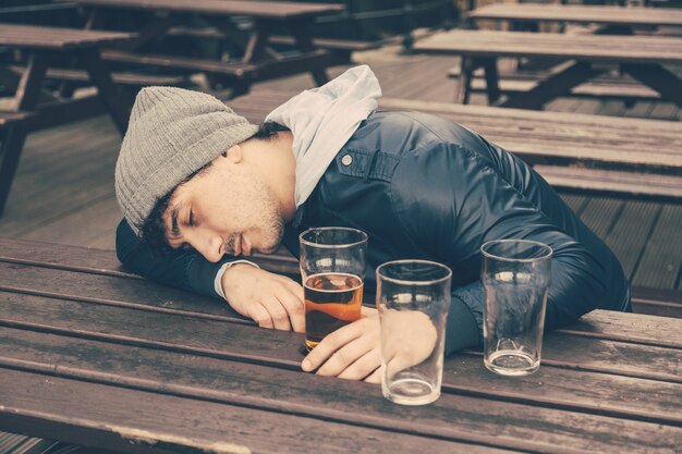 Joven borracho durmiendo en un pub en Londres