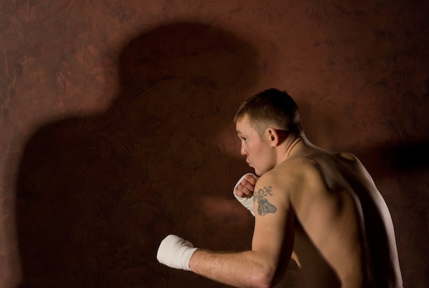 Joven boxeador decidido en una pelea de pie