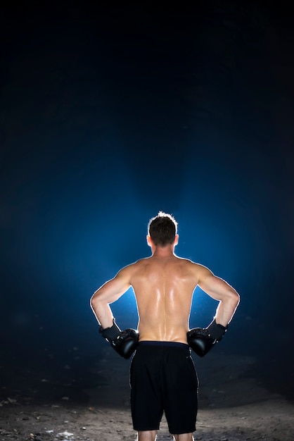 Joven boxeador preparándose para su entrenamiento y una pelea