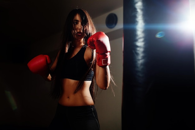 Joven boxeadora practicando en el gimnasio