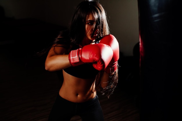 Joven boxeadora practicando en el gimnasio