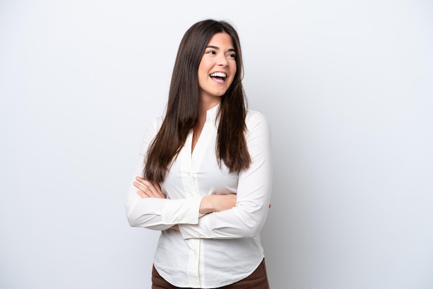 Joven brasileña aislada de fondo blanco feliz y sonriente