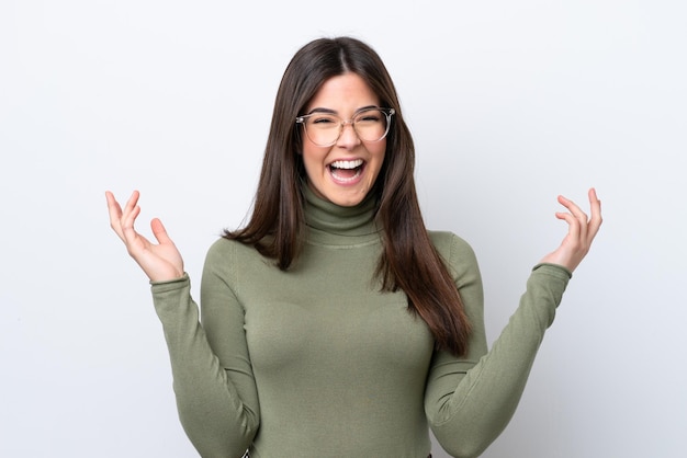 Joven brasileña aislada de fondo blanco sonriendo mucho