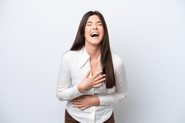 Joven brasileña aislada de fondo blanco sonriendo mucho