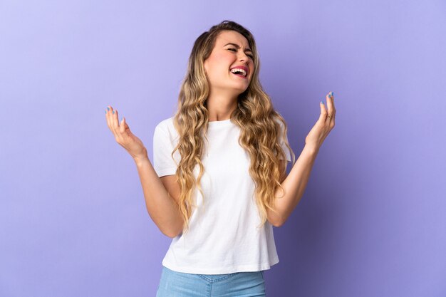 Joven brasileña aislada en púrpura sonriendo mucho