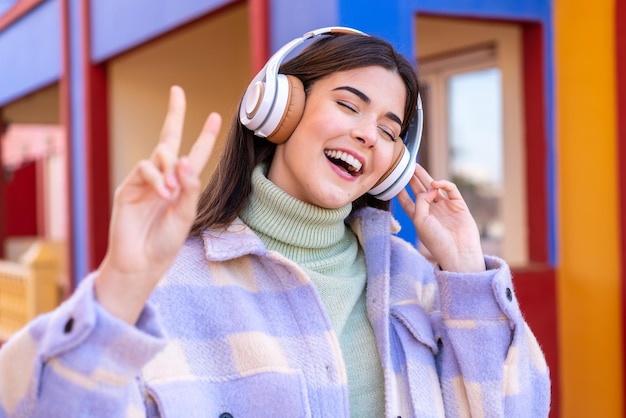 Joven brasileña al aire libre escuchando música y cantando