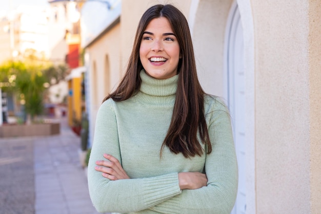 Joven brasileña al aire libre feliz y sonriente