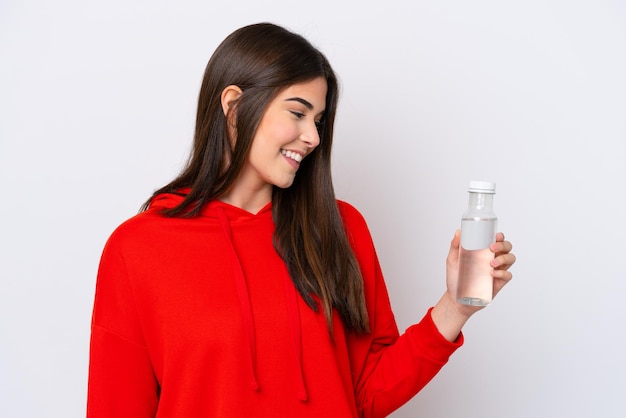 Joven brasileña con una botella de agua aislada de fondo blanco con expresión feliz