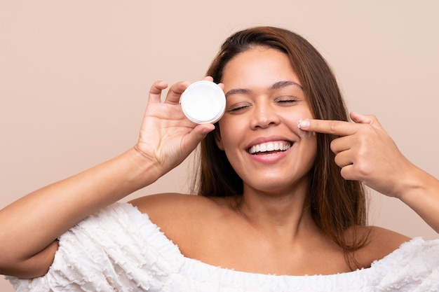 Joven brasileña con crema hidratante