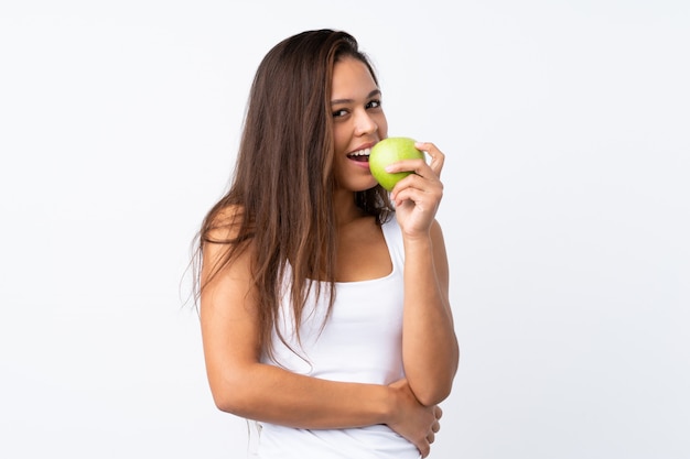 Joven brasileña con una manzana sobre