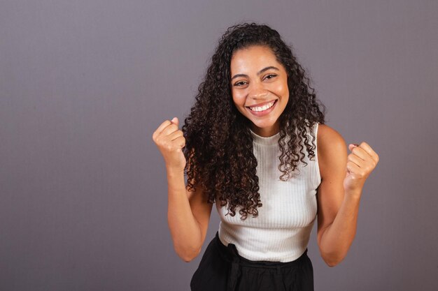 Joven brasileña negra celebrando el sí