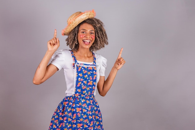 Joven brasileña negra con ropa de campo vestida para la fiesta de baile del festival Festa Junina Saint John