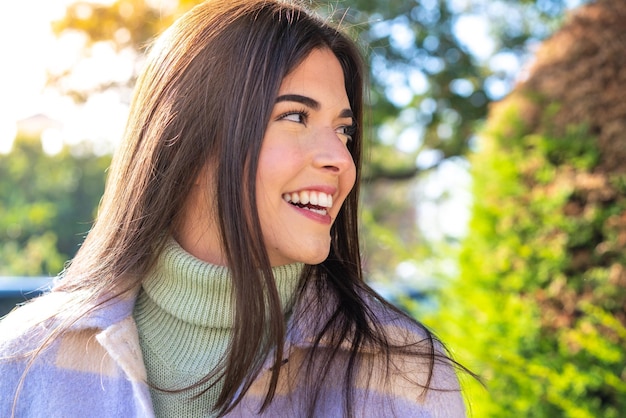 Joven brasileña en un parque con expresión feliz