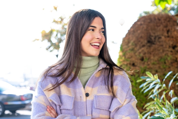 Joven brasileña en un parque feliz y sonriente