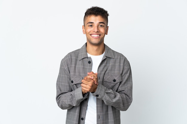 Foto joven brasileño aislado en blanco riendo