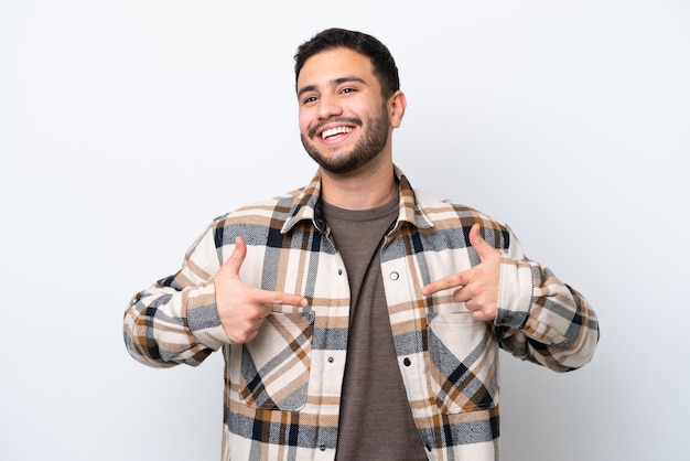 Joven brasileño aislado de fondo blanco orgulloso y satisfecho de sí mismo