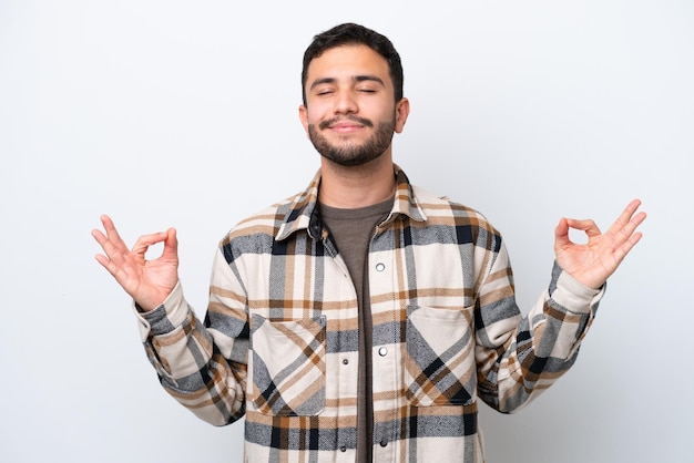 Joven brasileño aislado sobre fondo blanco en pose zen