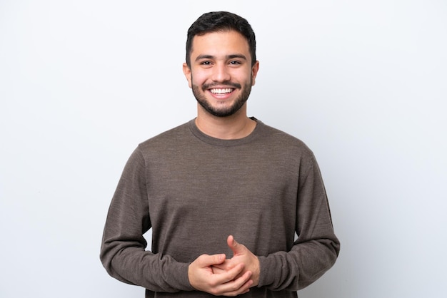 Foto joven brasileño aislado sobre fondo blanco riendo