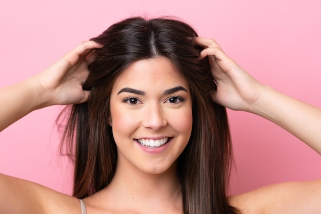 joven, brasileño, mujer, aislado, en, rosa, plano de fondo, retrato