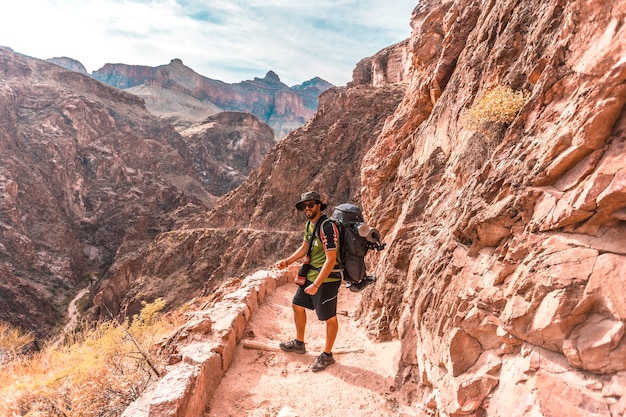 Un joven en Bright Angel Trailhead en el Gran Cañón. Arizona