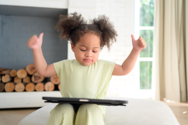 Una joven brillante y linda con su confiable tableta que la hace feliz y alegre