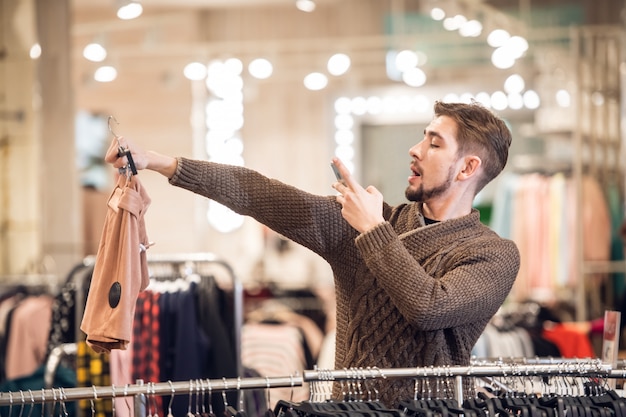 Un joven en busca de un regalo para su novia en una tienda por departamentos