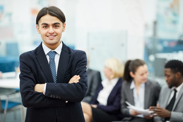 Joven Businessmn posando