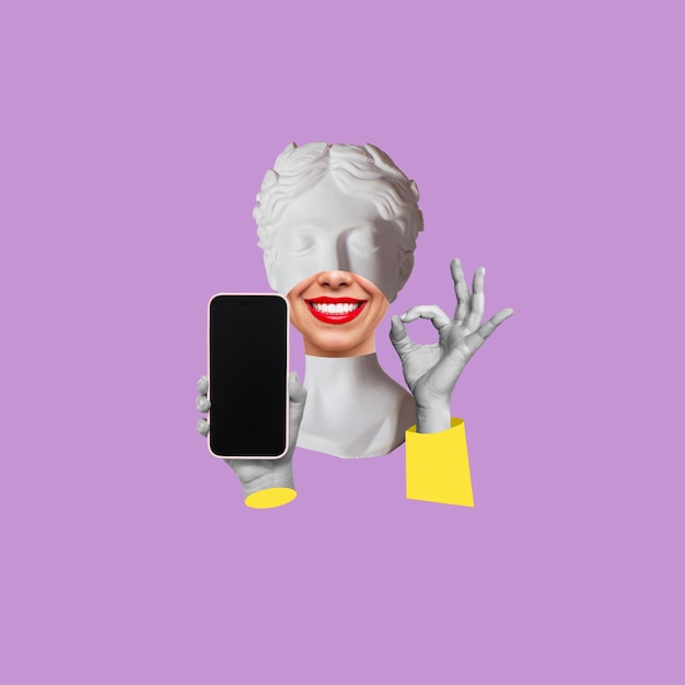 Joven cabeza de estatua antigua sonriente sostiene un teléfono móvil con pantalla negra en blanco con espacio de copia