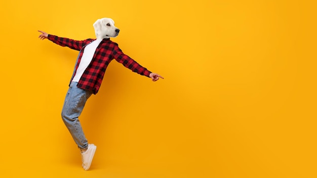 Joven con cabeza de perro disfrutando de música bailando discoteca